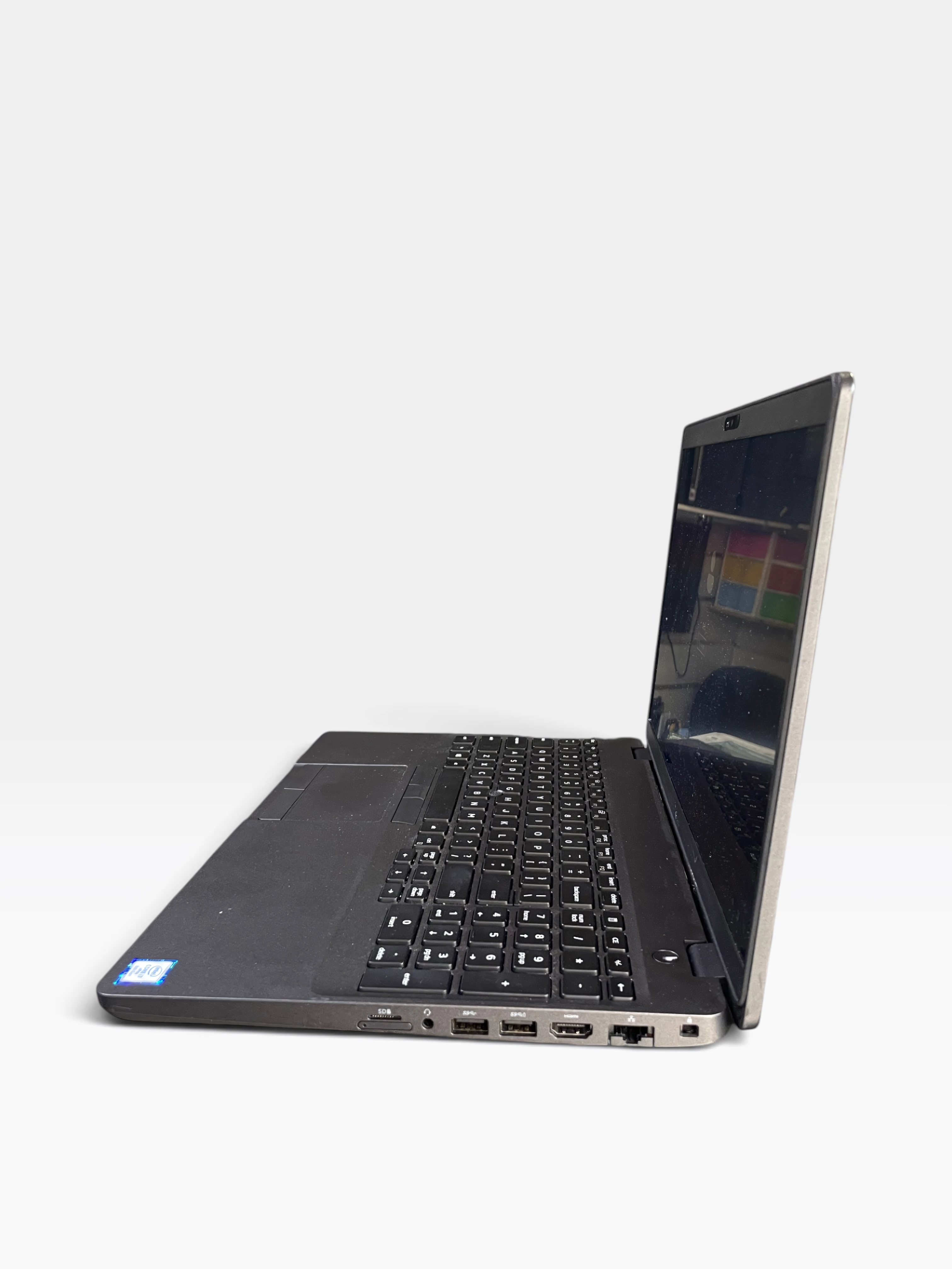 Dell Latitude 5500 - ouvert, écran 15.6 pouces Full HD et clavier AZERTY avec pavé numérique, photo réelle